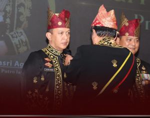 Kapolda Jambi Irjen Pol A Rachmad Wibowo Terima Pin Tanda Kehormatan dari LAM 