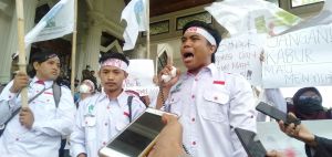 Temui Aksi KAMMI, Sekda Ditinggal Pergi, Mahasiswa ke Gubernur Jambi : Kami Kecewa 