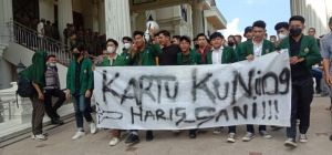 Mahasiswa Beri Kartu Kuning Satu Tahun Kepemimpinan Gubernur -Wakil Gubernur Jambi Al Haris - Sani