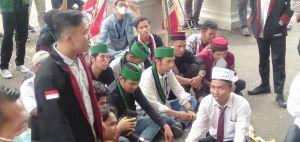 Tagih Janji Politik Gubernur-Wagub Jambi, Mahasiswa Hadirkan The King Of Pengicuh