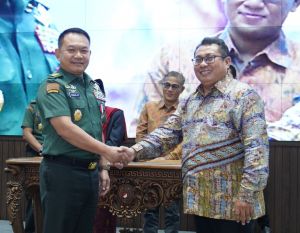 Terima Pin Emas, Kasad Ajak Insan Pers Tangkal Berita Hoaks