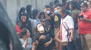 Jelang Pembongkaran Makam Brigadir J, Ibunda Histeris: Tolong Pak Presiden, Kami Minta Keadilan 