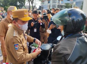 Dukung Gerakan 10 Juta Bendera Merah Putih, Haris Bagikan Bendera ke Jalan 