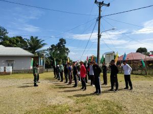 Babinsa Koramil 04/Pulau Temiang Bersama Bhabinkamtibmas Latih Paskibra Tingkat Kecamatan