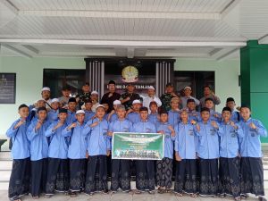 Dandim 0419/Tanjab Lepas Tim Kesebelasan Ponpes Al-Baqiattus Shalihat Ikuti Liga Santri 