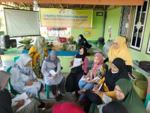    FEB Gelar Pengabdian Lewat Evaluasi Sumatif ke Perempuan Wirausaha Penerima PKH di Jambi Timur