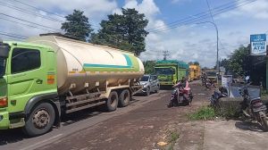 Kebakaran Gudang Minyak, Jalan Lingkar Barat Macet Panjang