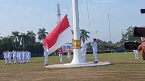 Pengibaran Bendera Merah Putih di Lapangan Kantor Gubernur Jambi Berjalan Sukses