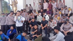 Demo , Mahasiswa Ingin Ditemui Ketua DPRD Provinsi Jambi 