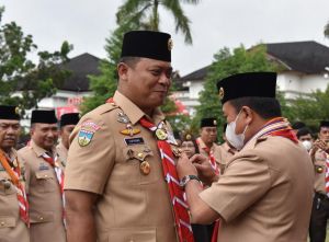 Apel Besar Peringatan HUT Pramuka, Danrem 042/Gapu Terima Tanda Penghargaan Lencana Darma Bakti