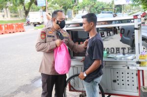 Polda Jambi Bagikan 1087 Paket Sembako ke Warga Terdampak Kenaikan BBM 