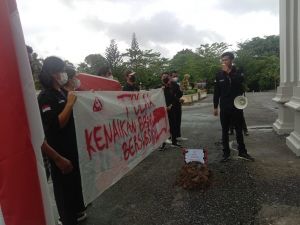 Tolak Kenaikan BBM Bersubsidi, LSMM Bangun Makam di Depan DPRD Provinsi Jambi
