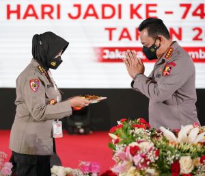 Kapolri Minta Polwan Raih Kembali Kepercayaan Masyarakat 