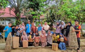Pemberdayaan UMKM, Mahasiswa KKN UIN Jambi Adakan Pendampingan Branding Produk ke Pengarajin Ambung