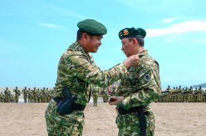Pangkostrad Sematkan Baret Kehormatan Kepada Kapolri