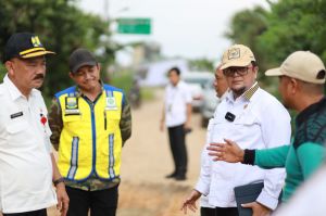 Urgent, IW Ajak Kadis PUPR Cek Jalan Rusak di Kumpeh, Langsung Diperbaiki 