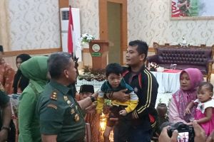 Kunker di Jambi, Pangdam II/Sriwijaya Mayjen TNI Hilman Hadi Berikan Tali Asih