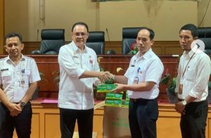 Peduli Dunia Pendidikan, Dinkes Provinsi Jambi Serahkan Ribuan Lembar Masker ke Disdik 