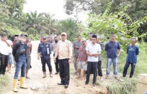 Wabup Hairan Tinjau Kondisi Memprihatinkan Jembatan Sungai Asam dan Jembatan Beluru
