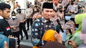 Temui Aksi Massa, Tangis Edi Purwanto Pecah Langsung Peluk Seorang Lansia 