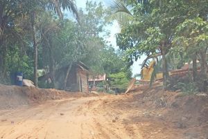 Alat Berat Sempat Rusak, Warga Bantu Satgas  Lanjutkan Pembangunan Jalan 
