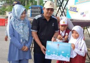 Bupati Tanjabbar Anwar Sadat Serahkan Tabungan Junior Program KEJAR BSI