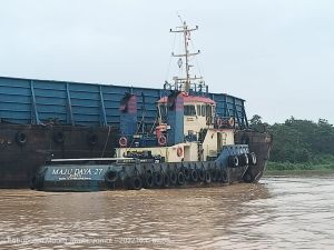 Waduh, Kapal Ponton Tabrak Rumah Warga di Tepi Sungai Batanghari Jambi 