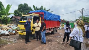 DLH Muaro Jambi Sidak ke Gudang Kopra, Ambil Sampel Air Untuk di Uji Lab 