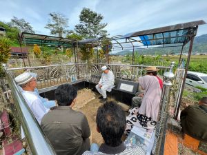 Sela Kegiatan DPR, SAH Ziarah ke Makam Orang Tua di Siulak Kerinci