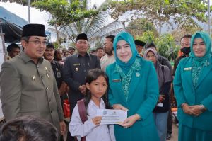 Didampingi Istri Bupati dan Wakil Bupati  Serahkan Bantuan Korban Kebakaran 