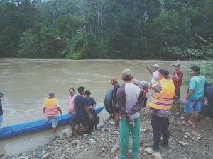 Polsek Tabir Ulu dan Warga Cari Korban Hanyut di Sungai Tabir 
