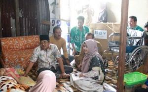 Bupati Tanjabbar Didampingi Ketua TP PKK Berikan Kursi Roda