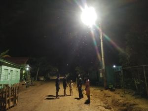 Cerianya Anak Anak Desa Kembang Seri Baru Bermain Dibawah Lampu TMMD