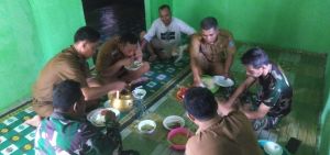Bangun Semangat Kekeluargaan dengan Makan Bersama dengan Warga