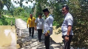 200 Meter Jalan Kaki, Anggota DPRD Cek Jembatan di Sungai Bahar Muaro Jambi 