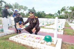 Wakapolda Jambi Pimpin Upacara Peringatan Hari Pahlawan di Makam Pahlawan 