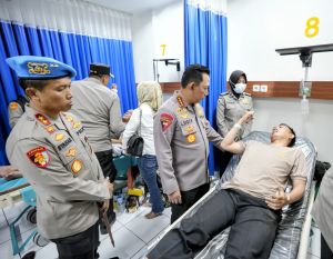 Kapolri Besuk Korban Bom Bunuh Diri : Tetap Semangat Lindungi Masyarakat 