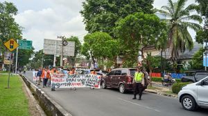 Datangi Rumdis, Mahasiswa Desak Rektor Pecat Pelaku Kekerasan 