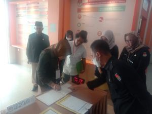 Hari Kedua, Elviana Datang Langsung Serahkan Syarat Dukungan
