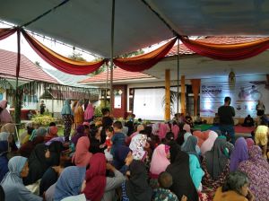 Warga Kumpeh Saksikan Pemutaran Film dan Pementasan Senandung Jolo 