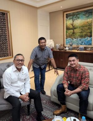 Berbaju Kotak-kotak, Zola dan Romi Kompak Temui Zulhas