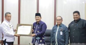 Bupati Tanjab Barat Terima Penghargaan Peduli Kekayaan Intelektual dari Kemenkumham