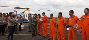 Apresiasi Tim Evakuasi Kapolda Jambi, Kapolri Beri Cinderamata 