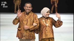 Kenakan Kain Jerumat Karya Desainer Jambi, HAR Calon Walikota Jambi 2024 Melenggang di Catwalk IFW