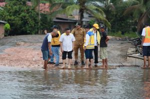 Sartono Nyeker di Genangan Air yang Jadi Keluhan Warga Sebapo, Ajak BPJN Cari Solusi