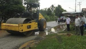 Fokus Benahi Infrastruktur, Anwar Sadat: Jalan Sungai Saren-Parit Gompong yang Rusak Segera Diaspal