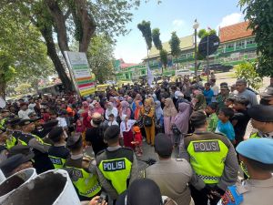 Sebelum Tahap II, Tersangka  Kasus Penggarap Lahan Kebun Sawit Desa Sumber Jaya Demo di Kejati Jambi