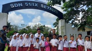 Hardiknas, IW ke Siswa SDN 51 Setiris : Semangat, Masa Depan Bangsa Ada Ditangan Kalian
