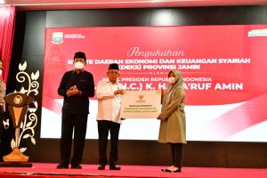 Wapres RI Serahkan Bantuan Peningkatan Rumah Tidak Layak Huni di Jambi