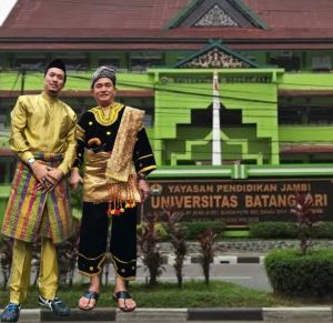 Jangan Berbicara Saat Makan, Bisa Tersedak